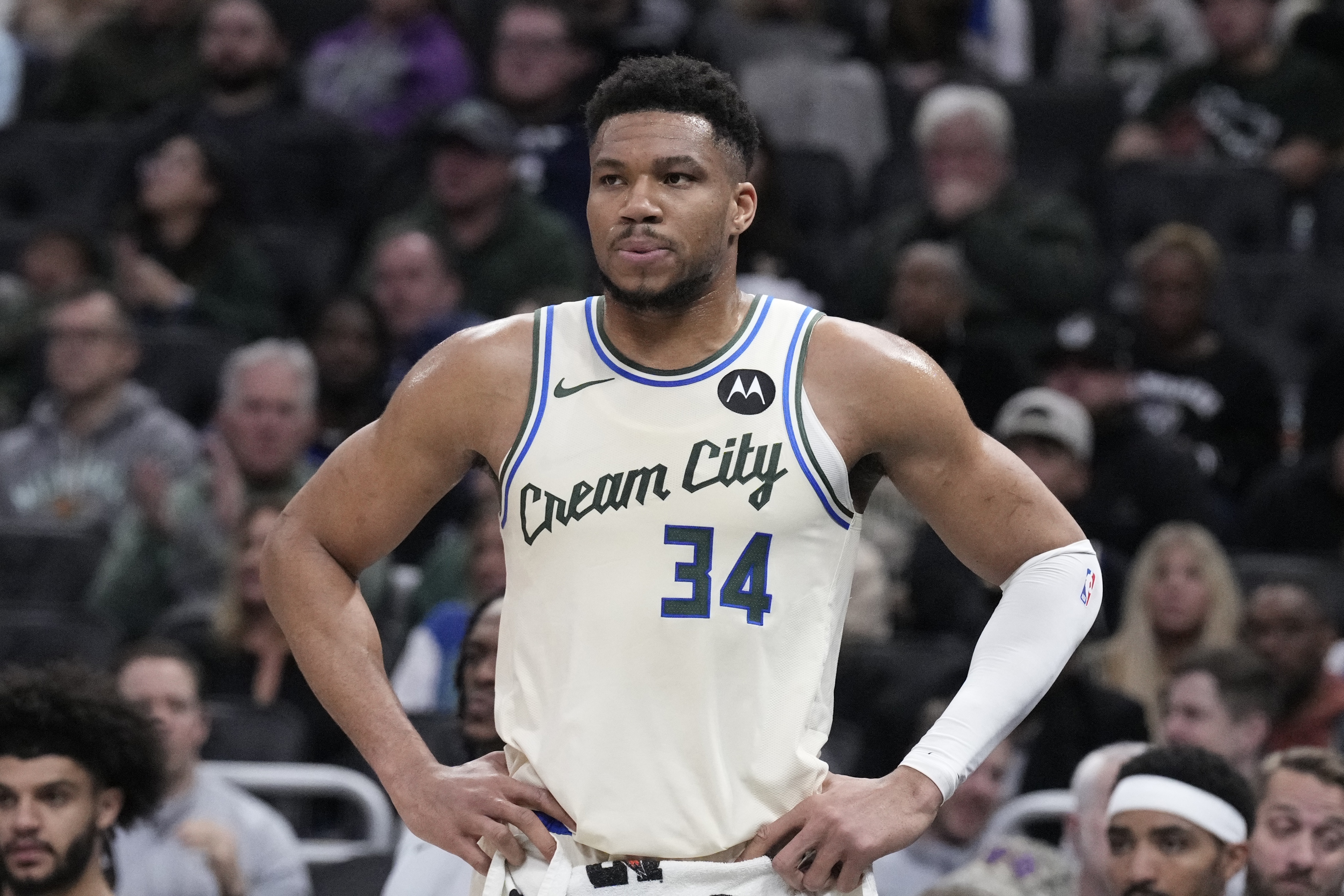 字母哥：拿球砸篮球架吃T是因为沮丧 球队没能打得更聪明